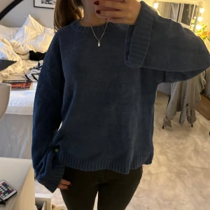Arket tröja - Jätte fin stickad tröja från arket som jag säljer för jag har för många stickade tröjor. Fin färg och jätte bra skick! Storlek xs men skulle säga den passar S också!