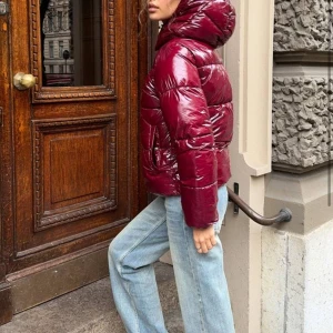 Vinröd dunjacka från Nelly -  jacka från Nelly, i storlek S super fin helt ny. Aldrig använt men har ej prislapp eller orginalförpackningen kvar pågrund av att min pappa råka slänga förpackningen🥲