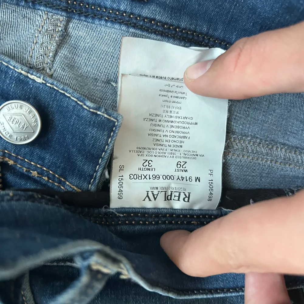 Hej. Säljer mina blåa Replay jeans som är i storlek w29 l32. Jeansen är i fint skick med inga synliga defekter så som hål. Jeansen är mycket trendiga och man ser många som har på dom.. Jeans & Byxor.