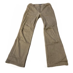 Flared byxor - Ljusbruna/sandfärgade flare bootcut byxor i mycket bra skick