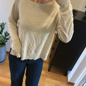 Tröja - Fin tröja, lite glittrig men kan vara fint till vardag och fest. Mycket lite använd. Ett litet hål i armen men syns inte för mycket. 