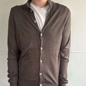 Kofta  - Tun fin stickad kofta, storlek S/M, färg brun, nypris 700.