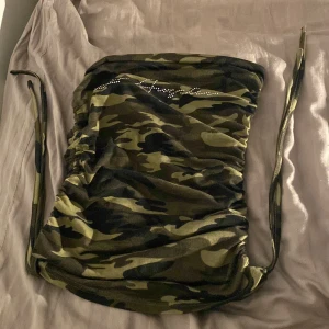 camouflage 'braless' topp. - csmouflage 'braless' topp med silver text - "Los angeles" perfekt för en med size XXS-XS-S och har ings fettfläckar, fläckar. använt max en gång.