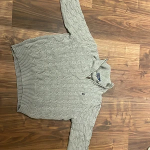 Grå stickad tröja från Polo Ralph Lauren köp nu - Köp nu säljer till första som vill ha.Säljer en stilren grå stickad tröja från Polo Ralph Lauren med kabelstickat mönster. Tröjan har en v-ringad krage och långa ärmar. Storlek medium.    Skriv om ni har funderingar. Priset kan diskuteras. Sitter ganska kort för att vara M men hör av er