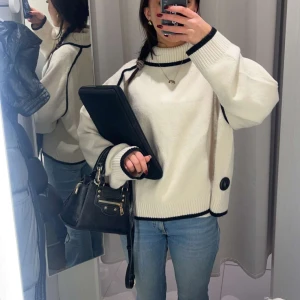 Stickad  - Beige stickad tröja