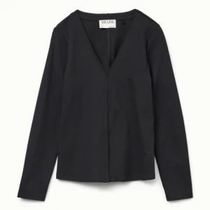 Svart långärmad topp från AWARE - Snygg svart långärmad topp från AWARE med v-ringning. Helt ny aldrig använd.