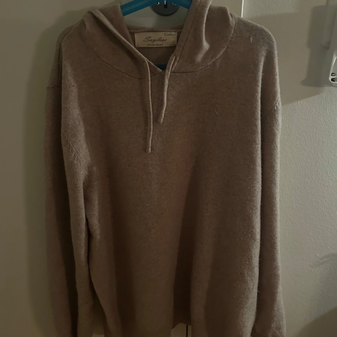 Beige kashmir hoodie från Sayless