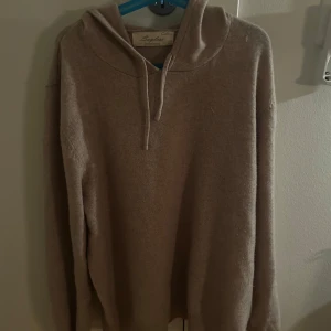 Beige kashmir hoodie från Sayless - Mysig beige hoodie i kashmir från Sayless. Pris kan diskuteras 