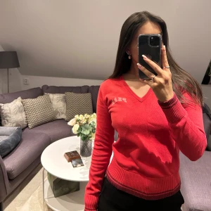 Röd V-ringad tröja från Peak Performance - Säljer en röd V-ringad tröja från Peak Performance. Storlek S, köparen står för frakten!💗