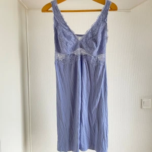 Ljusblå nattklänning M-L nyskick ZALANDO - Säljer en elegant ljusblå klänning med vacker spetsdetalj på överdelen. Klänningen har breda axelband och en mjuk, flytande passform som ger en romantisk känsla. Perfekt för speciella tillfällen eller en somrig dag.