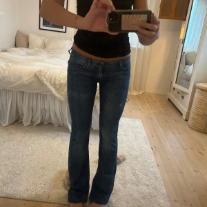 Blå bootcut jeans!! - Snygga blå bootcut jeans med låg midja!!😍med sjukt bra passform❤️ från 7 for all mankind😙midjemått: 39 inerbens mått: 82