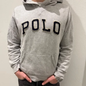 Ralph Lauren hoodie - Säljer en grå hoodie från Ralph Lauren, passar runt 170 och är storlek 14-16/XS