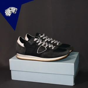 PHILIPPE MODEL TRPX - Feta Philippe Model TRPX trainers | Skick: 8,5/10 | Storlek 40 1/2 (passar 41 1/2) | Skorna är i en washed grey färg | Box ingår EJ | Hör av dig om du undrar någonting!