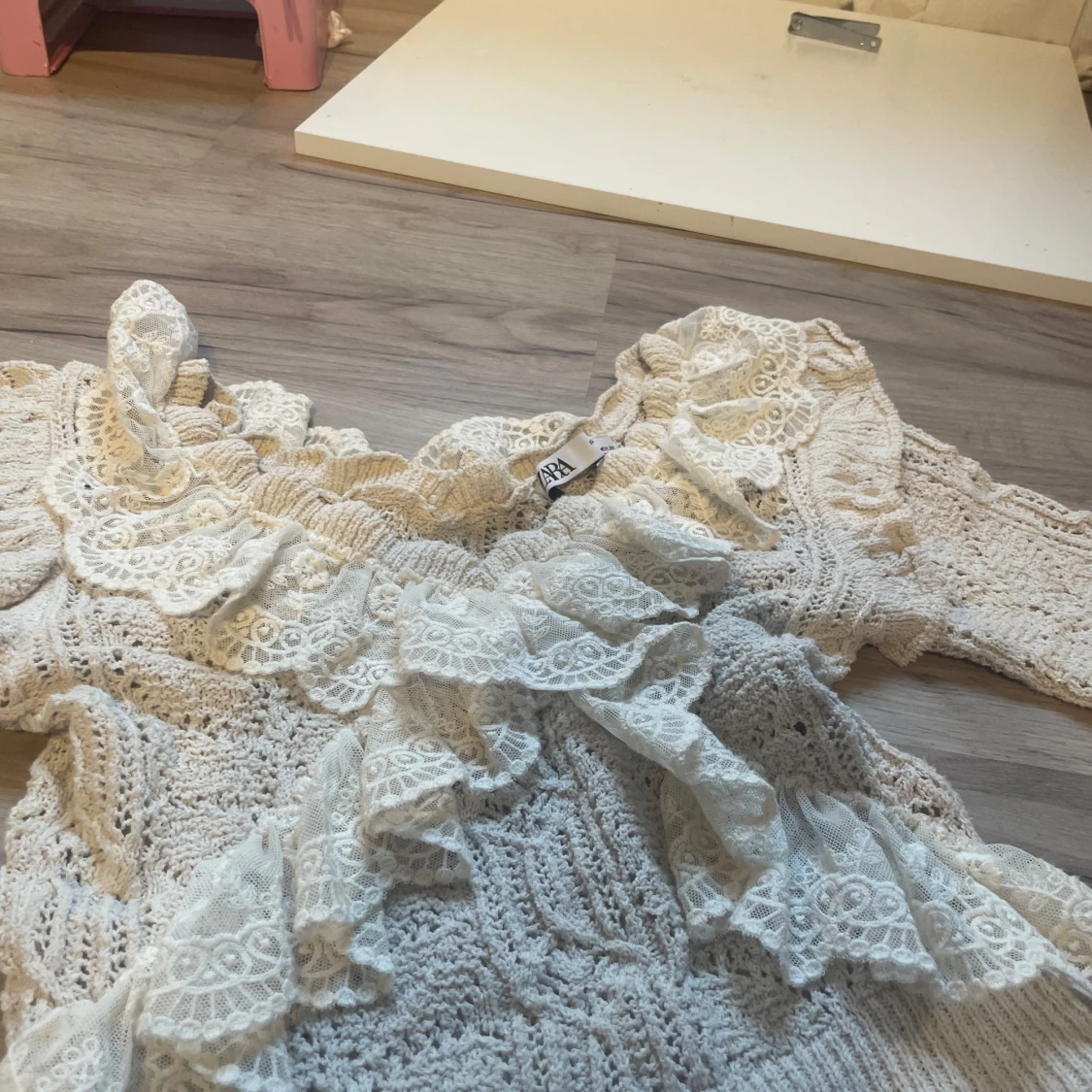 Vit spetsblus med volanger - 4