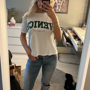 Vit t-shirt med tryck - Säljer denna coola tshirt💞