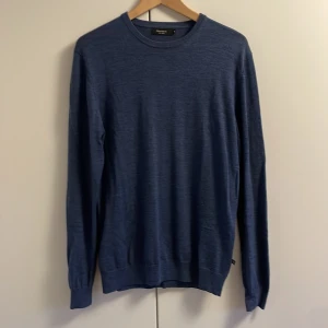 Blå långärmad finstickad tröja från Matinique - Snygg blå långärmad tröja från Matinique. Tröjan är stickad i fint 100% merinoull. Perfekt för kyligare dagar med sin mjuka och bekväma passform. Köpt för 1100kr. Skriv direkt vid minsta frågetecken! Det är är ett riktigt kap!