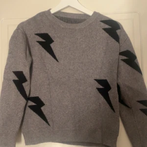 Grå stickad tröja med blixtmönster - Säljer då den inte kommer till användning