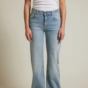 Blå jeans - Helt oanvända jeans från bikbok med prislapp kvar💕nypris 699kr, skriv om ni har frågor🥰