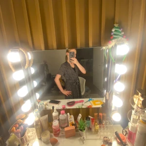 Svart kläning från Vero moda -  en svart klänning med vita prickar och knytband i midjan🥰