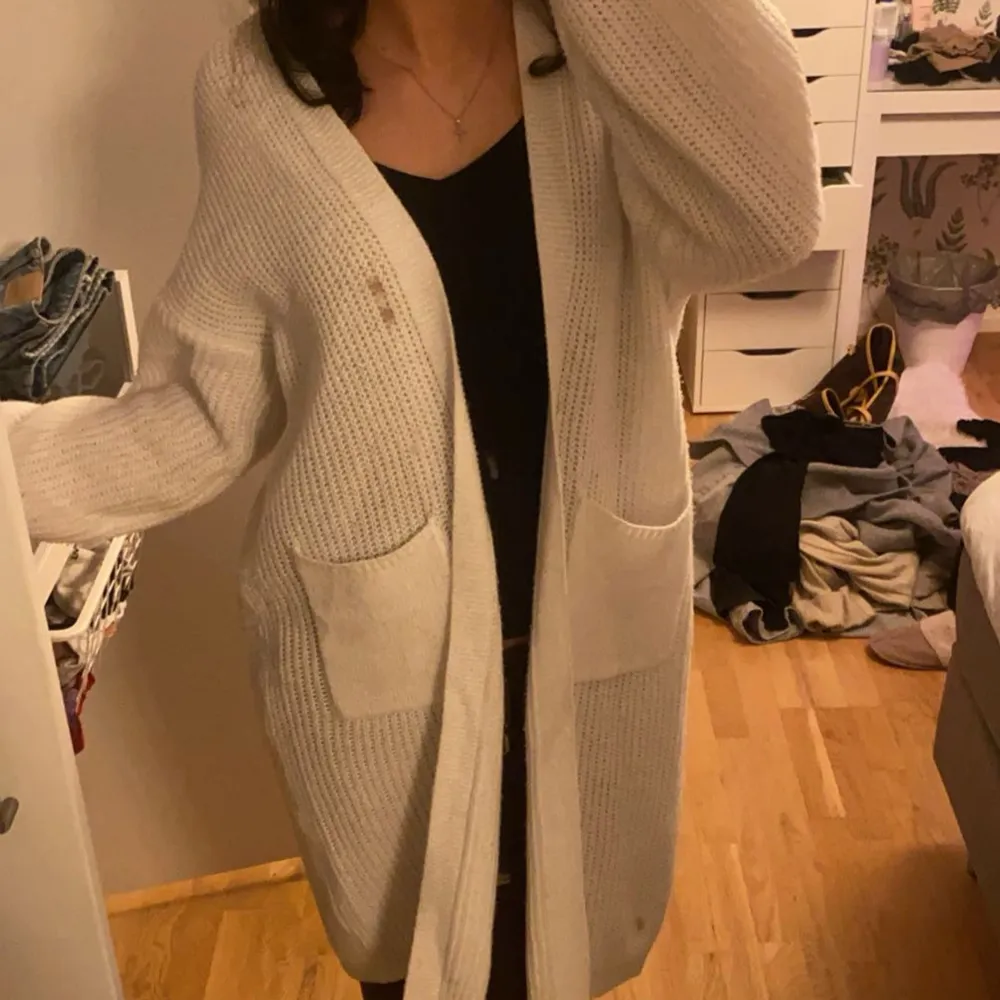 Använd fåtal gånger men det finns fläckar som jag lagt in bildet på. Fläcken högst upp är från oboy, den andra vet jag faktiskt inte. Har inte heller tvättat koftan så vet inte om dom går bort. Jag är 172 cm för refrenes så ni kan se hur lång den är på mig🤍. Neuletakit & Villapaidat.