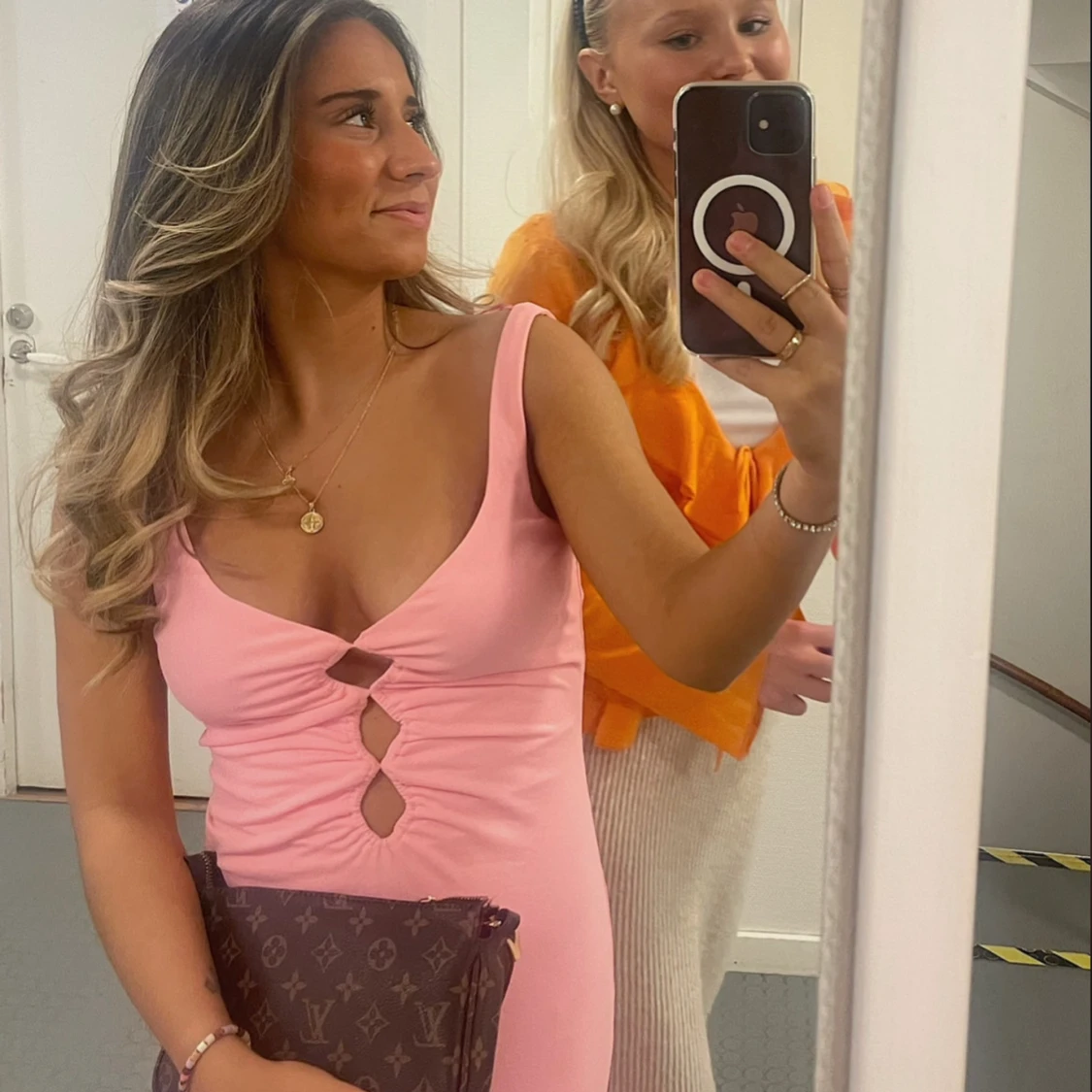 Rosa klänning med utskärningar