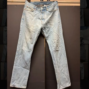 2 FÖR 1 Ljusblå och mörkblå jeans från Weekday ”space” - Säljer dessa två par blåa jeans från Weekday i en relaxed straight fit för billigt pris. De har en klassisk femficksdesign och knappgylf. De ljusblåa är 30/34 och mörkblåa 31/34. Perfekta för en avslappnad stil. Efter en tvätt ser dem som nya ut! Bilderna ser lite skeva ut för var tvungen att få plats med hela jeansen i bilden, men skriv vid frågor!✅