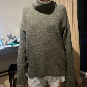 Grå stickad tröja med krage  - Mysig grå stickad polotröja/tröja med krage. 