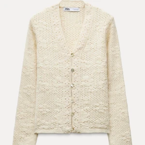 Beige stickad kofta från Zara - säljer denna sjukt snygga figurstickade kofta från zara💞använd endast en gång  