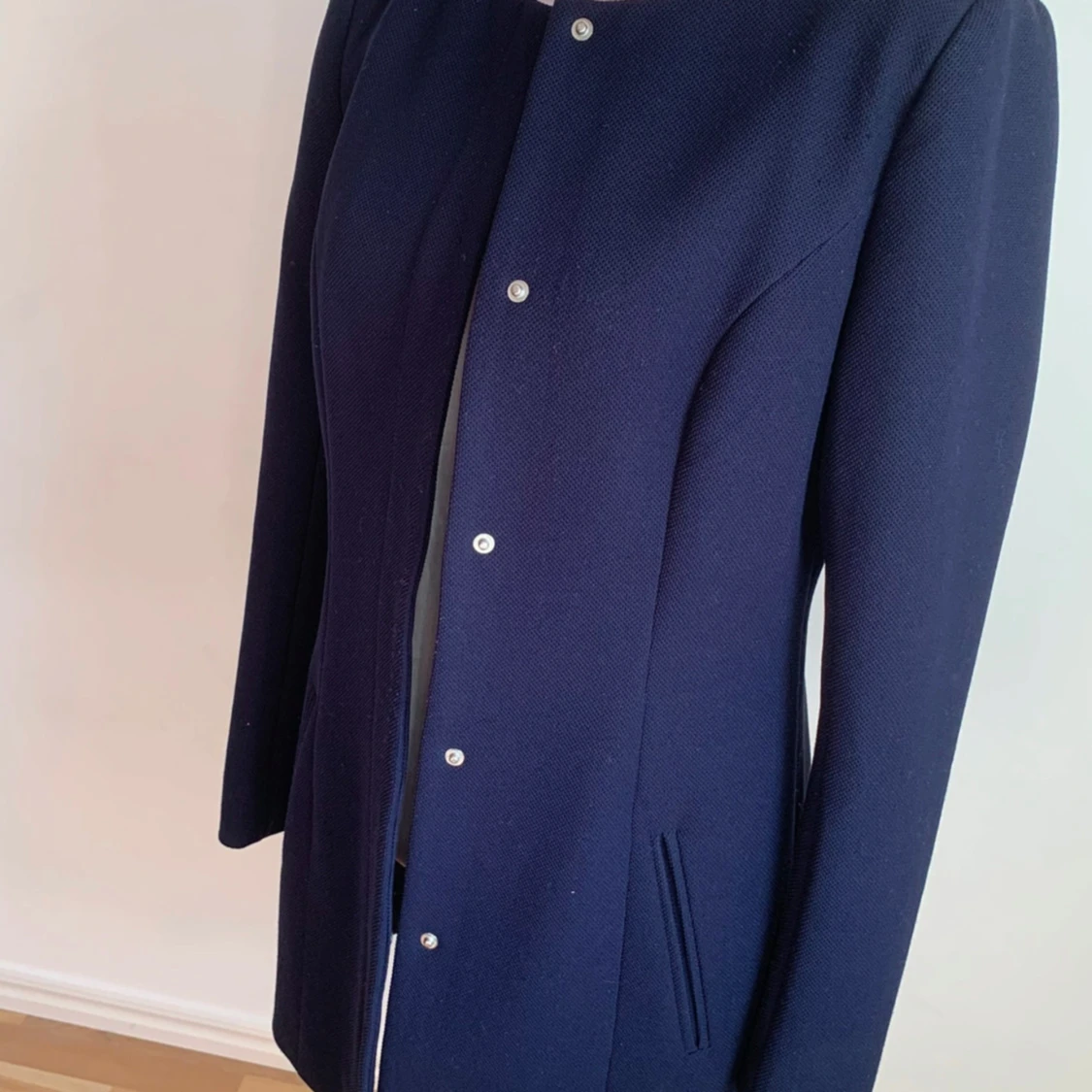 Mörkblå kappa med knappar - 1