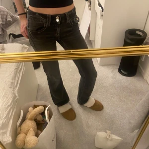 Svarta bootcut jeans - Snygga svarta bootcut jeans med låg midja och klassisk femficksdesign. Jeansen har en diskret tvätt för en cool look och stängs med dragkedja och knapp. Perfekta för en avslappnad stil. Från Gina Young i tall💗