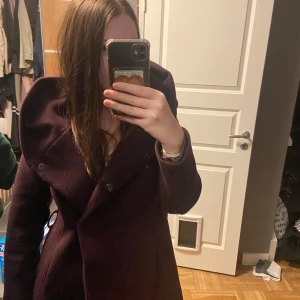 Vinröd kappa med huva - Säljer min jacka från newyorker❤️den är i bra skick 