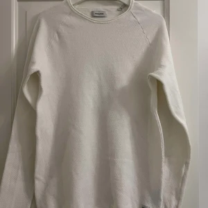 Jack & Jones enfärgat stickad tröja - Vit Jack & Jones stickad tröja Herr. Storlek L. Använd endast 2 gånger mycket bra skick. För mer detaljer kom privat.