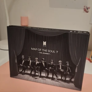 Map of the Soul 7: The Journey - Säljer albumet 'Map of the Soul 7: The Journey' av BTS. Boxen innehåller CD-skivor med låtar + Blu-Ray och ett häfte med bilder på medlemmarna. Perfekt för fans av K-pop och BTS! 🎶