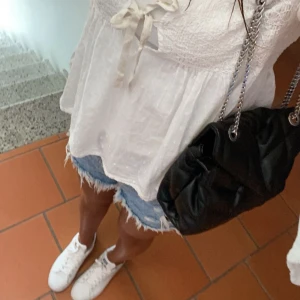 Svart axelväska med kedjedetalj - Snygg svart axelväska från parfois, använd max 5 gånger! Väskan har en stilren design som passar till många olika stilar.