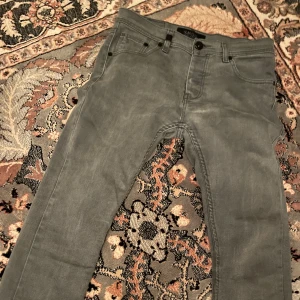 Jeans smog - Säljer dessa gråa jeans ifrån smog i storlek 29/32!