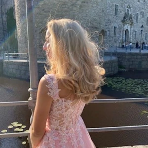 Rosa balklänning  - Säljer denna sååå fina balklänning, den är i perfekt skick och endast använd 1 gång. Jag är ca 168cm, skriv för fler bilder eller övriga frågor. Nypris är 5 000kr❤️❤️KEMTVÄTTAD✅