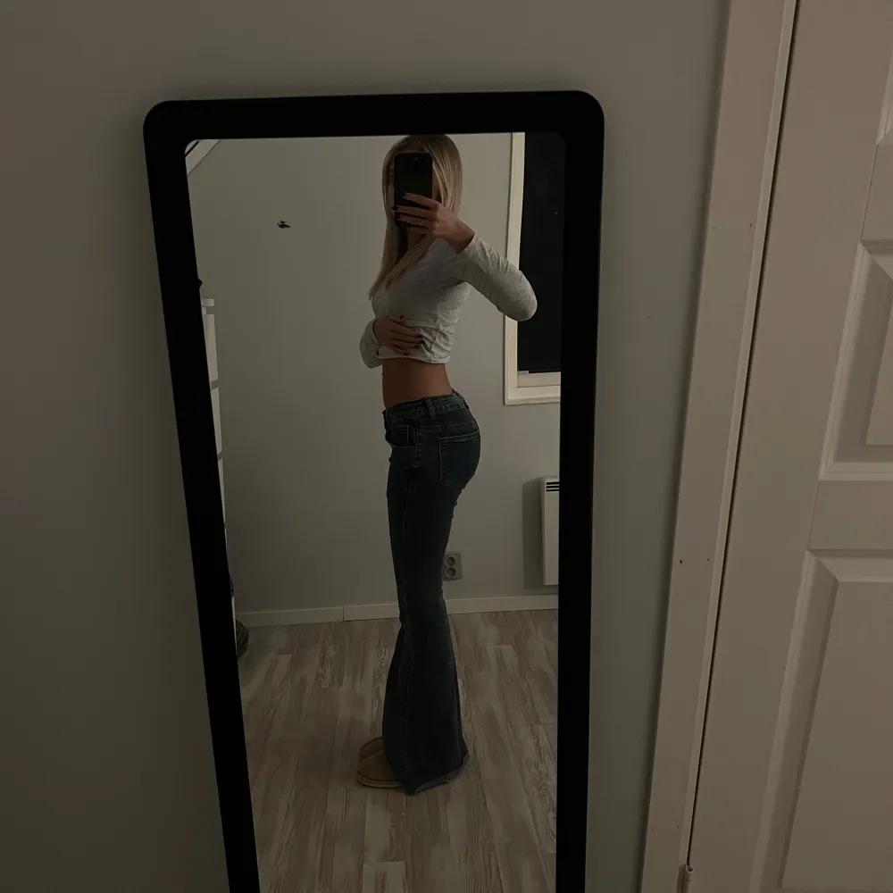 Super snygga lågmidjade jeans, utsvängda💕💕sista bilden visar vilken färg den är🌺. Farkut & Housut.