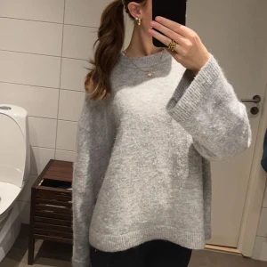 Grå stickad tröja - Säljer min stickade tröja från Gina i bra skick💕