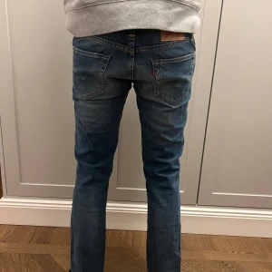 Levis 511 - Levis jeans med en fin blå färg! Modellen är 185 och väger 70! Säljs pga för liten!