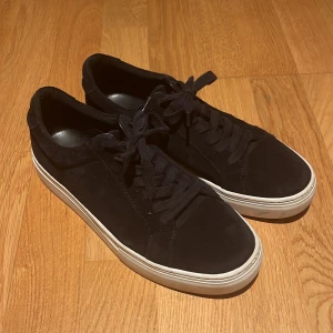 Svarta Vagabonds med vit sula - Säljer ett par svarta vagabonds med vit sula. Skorna har snörning och en stilren design som passar till många olika stilar. Perfekta för vardagsbruk. Priset går att diskuteras. Använda ett par gånger endast