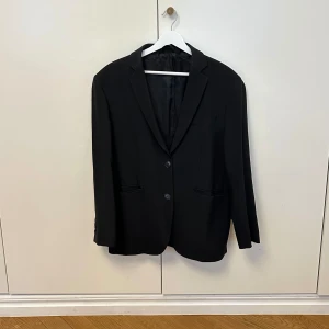 Djerf Avenue Forever Blazer Black - Kavaj från Djerf Avenue. Oversized i modellen. Storlek XS men passar även S. Från en av deras första kollektioner så den är något tjockare i materialet än vad de som tillverkas nu är. Använd men väl omhändertagen! 