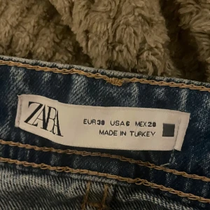 Blå högmidjade jeans från Zara - Blåa raka högmidjade jeans från zara