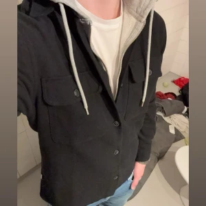 Svart overshirt - Säljer en stilren svart overshirt från jack & jones. Perfekt för lager-på-lager-stil och passar till många olika outfits. Var o köpte den för ca en månad sen för 500kr men när jag kom hem så har den legat i garderoben sen dess. Den använd ett fåtal gånger.
