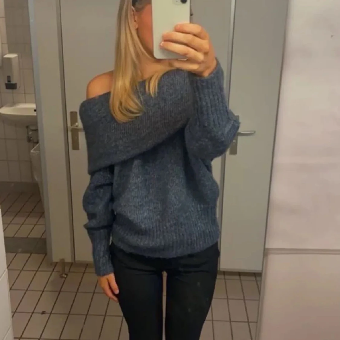 Blå offshoulder stickad tröja