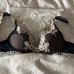 Mörkblå spets-bh från Intimissimi - Elegant mörkblå bh från Intimissimi med vacker spetsdetalj. Bh:n har en mjuk och bekväm passform med justerbara axelband. Perfekt för att känna sig både bekväm och stilfull. Använd max 5 gånger💞Inga tecken på användning😊nypris 499kr