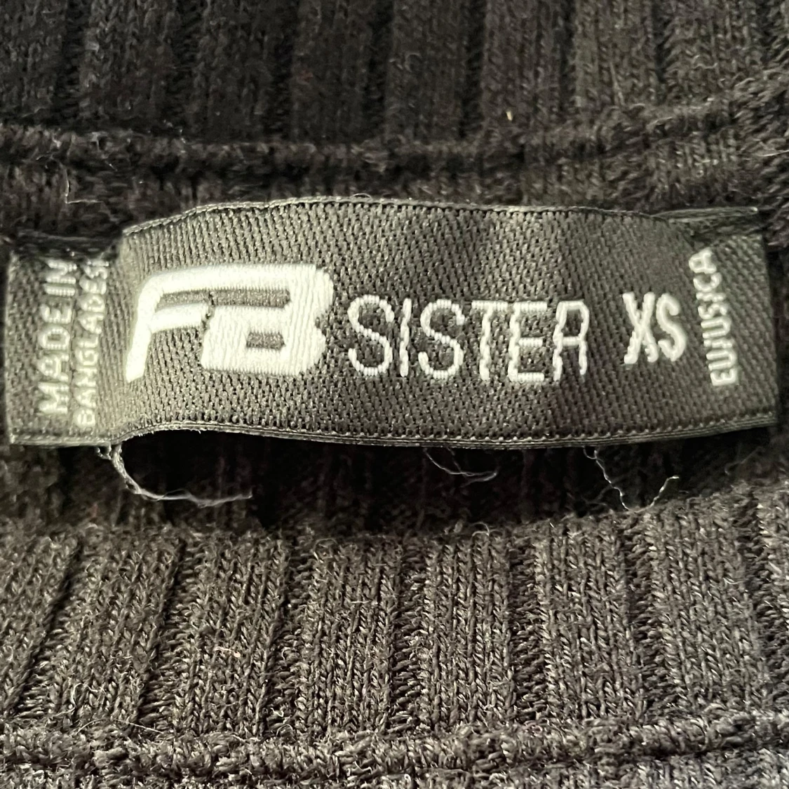 Svart ribbad tröja  - 1