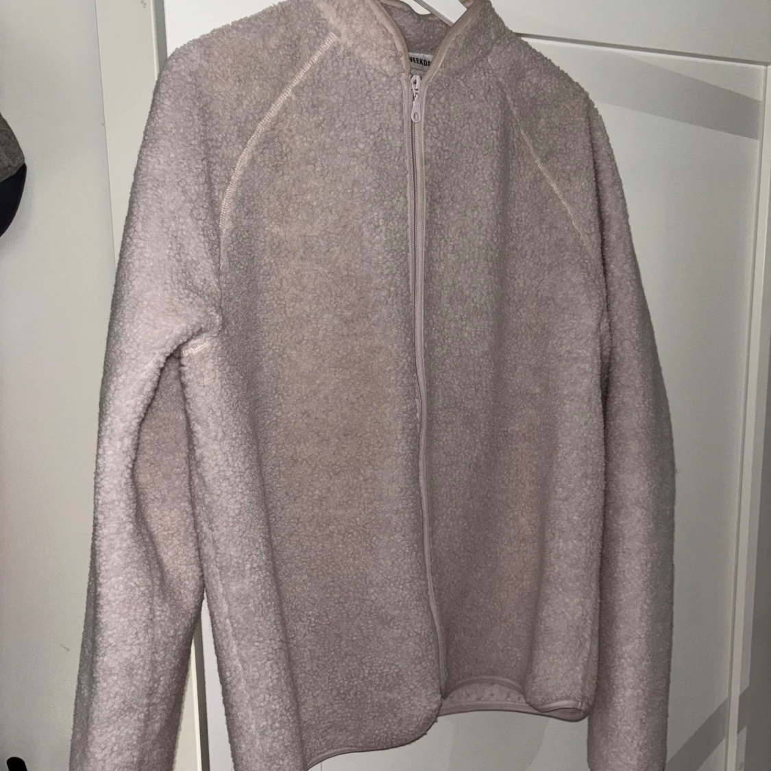 Beige fleecejacka från Weekday