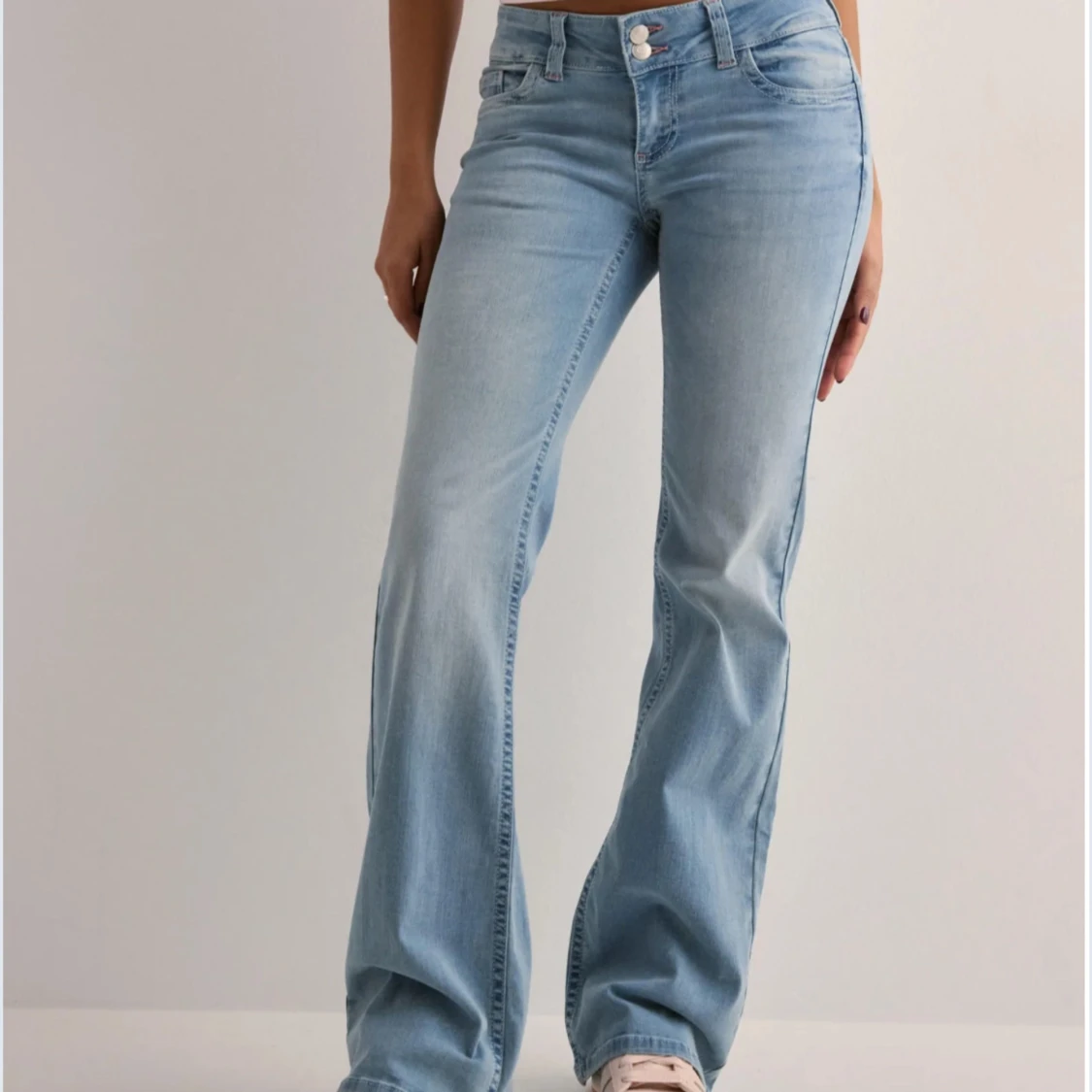 Ljusblå bootcut jeans