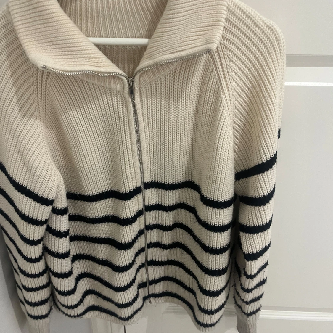 Beige och svart randig kofta - 1