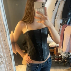 Svart korsett i skinnimitation - Svart korsett topp från Zara i storlek s